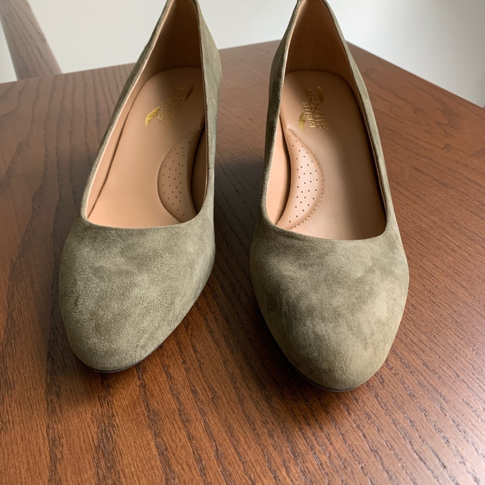 NWOT AEROSOLES “Inner Circle” Suede Wedges, 9.5